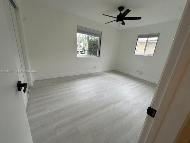 Building Photo - 5023 SW 93rd Ave