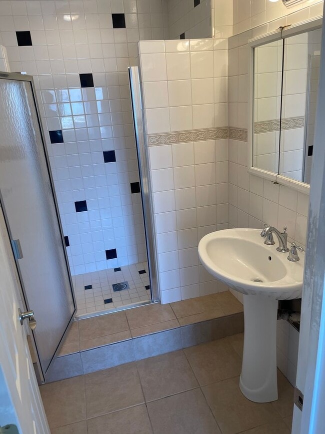 Building Photo - Updated 2 Bedroom, 2.5 Bath Condo Includes 1 Car Garage, 2 parking spots & Washer/ Dryer