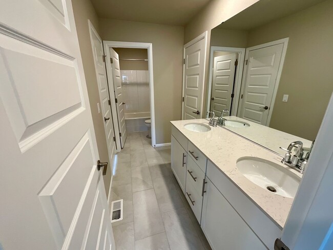 Building Photo - Beautiful and Modern 4-Bedroom Home with S...