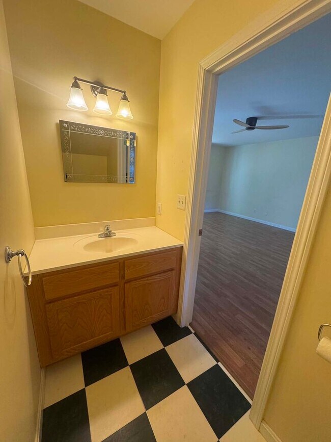 Building Photo - Brunswick Condo End Unit 2BR/1.5BA
