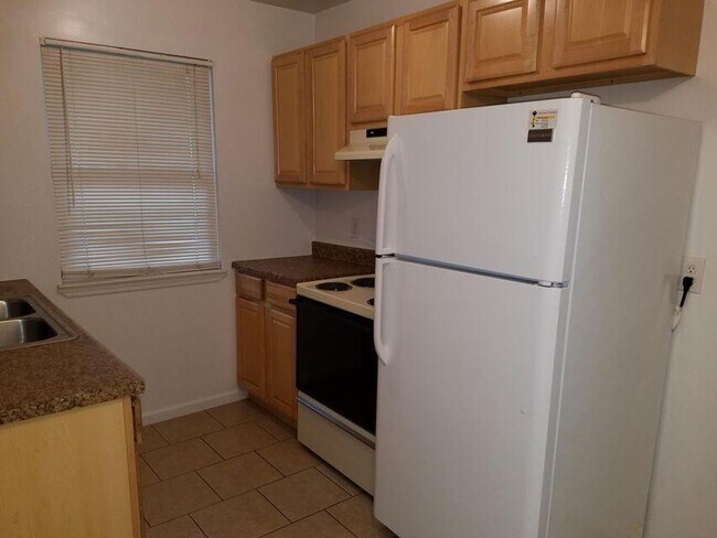 Building Photo - AVAILABLE 8/1/2026 -- 1BR/1BA Apartment at 1026 Southpark Unit 6 - close to Colleges and amenities