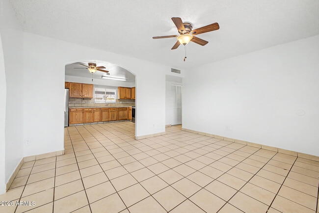 Building Photo - 6944 W Solano Dr N