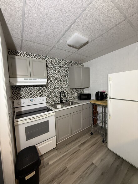 Building Photo - 147 S Main St