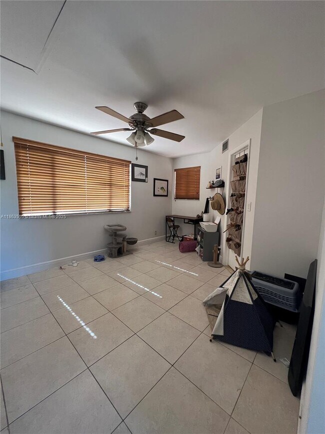 Building Photo - 15549 N Miami Lakeway