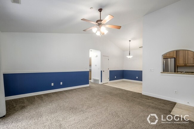 Building Photo - Stunning Top Floor Condo in Great Location!