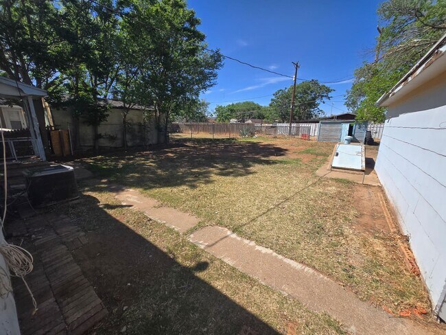 Building Photo - Handyman Special $0 First Month's Rent / “You fix, you SAVE BIG!!” Contact Mayshell for details: ...