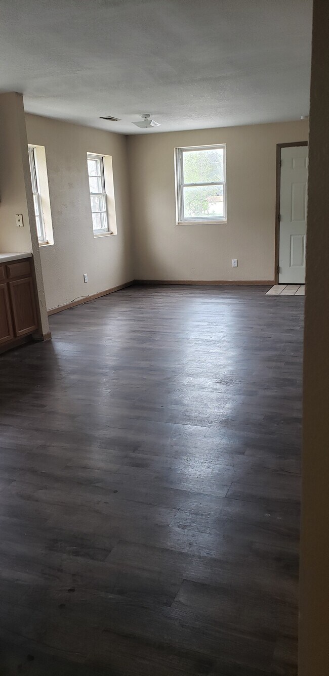 Building Photo - 103 N 6th St