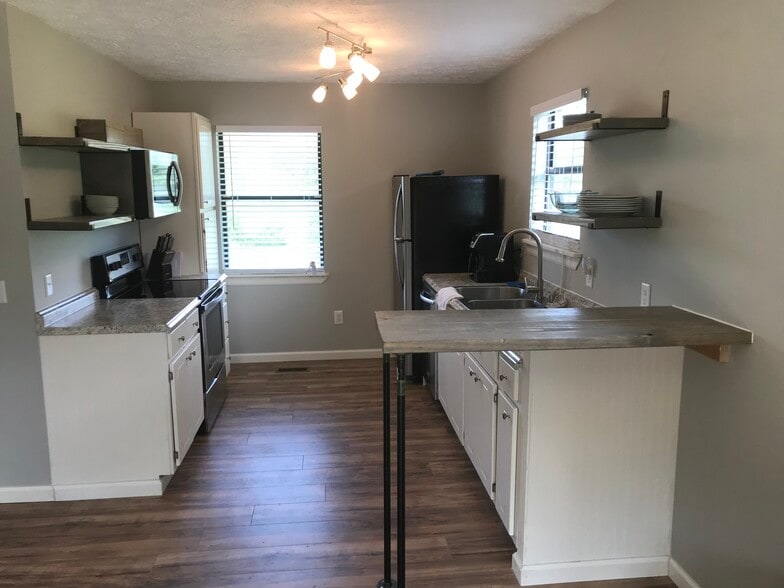 Building Photo - 558 Pin Hook Rd