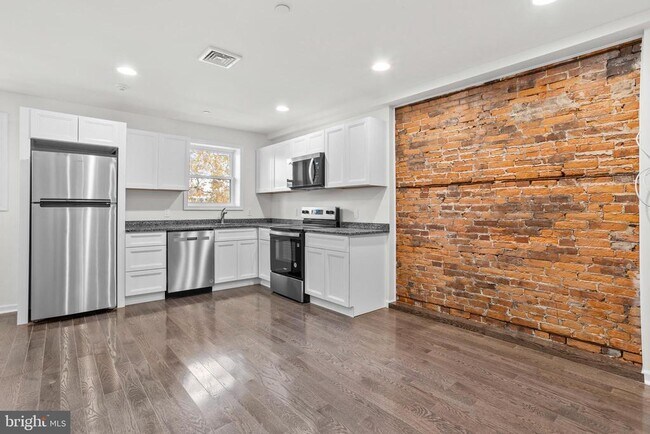 Building Photo - 819 11th Ave