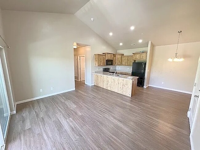 Building Photo - 426 W 200 N St