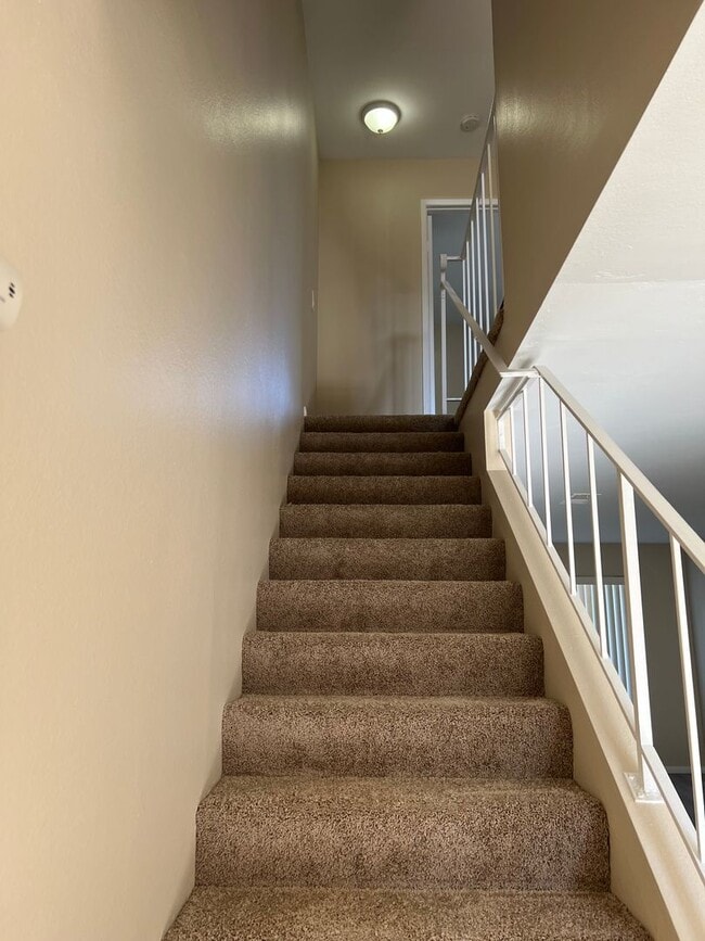 Building Photo - Updated 2BR/1BA 2 Story Townhome in Park Like setting in Santee