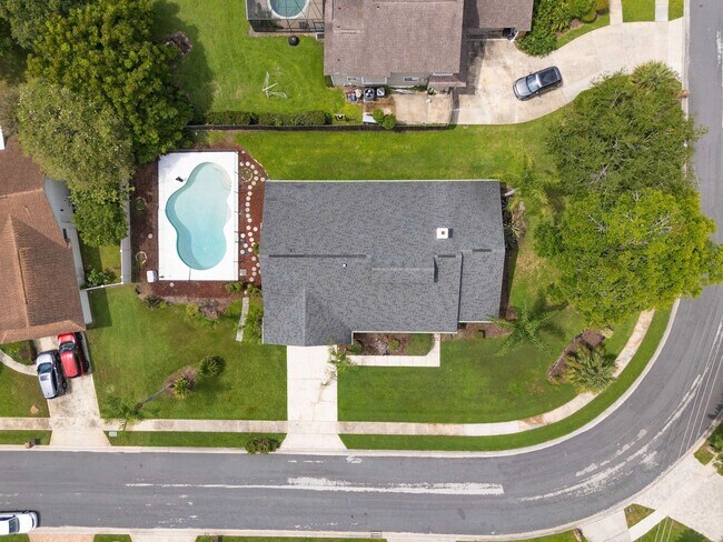 Building Photo - **Recently upgraded 4/2 pool home in Longw...