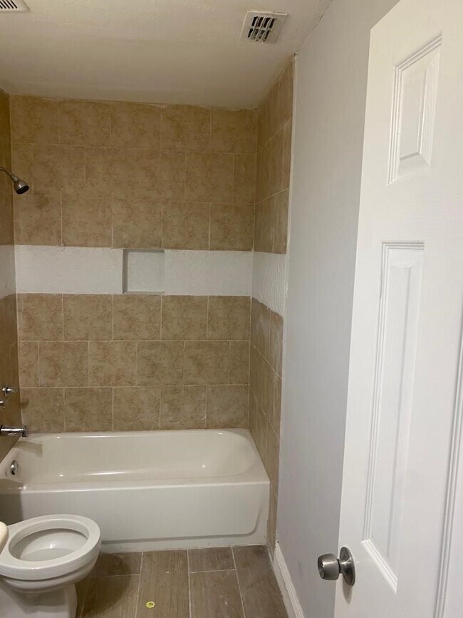 Building Photo - 9339 Stonecreek Ln