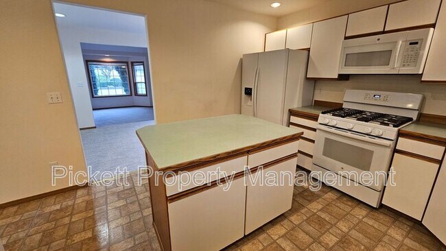 Building Photo - 12220 Ravena Pl NW