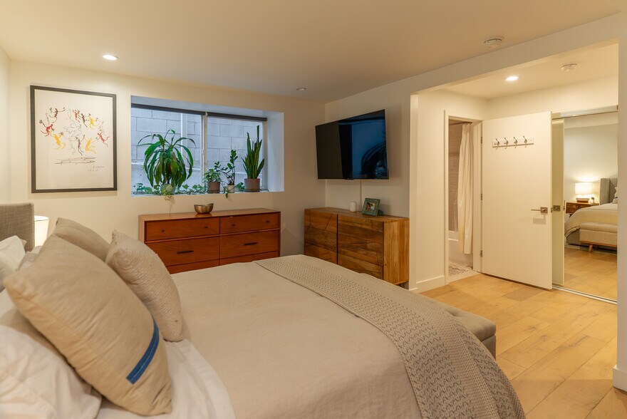 Building Photo - 446 N Commonwealth Ave