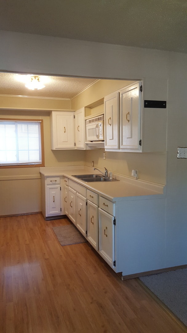 Building Photo - COZY & QUAINT 2 BD, 1 BA HOUSE WITH WALK O...