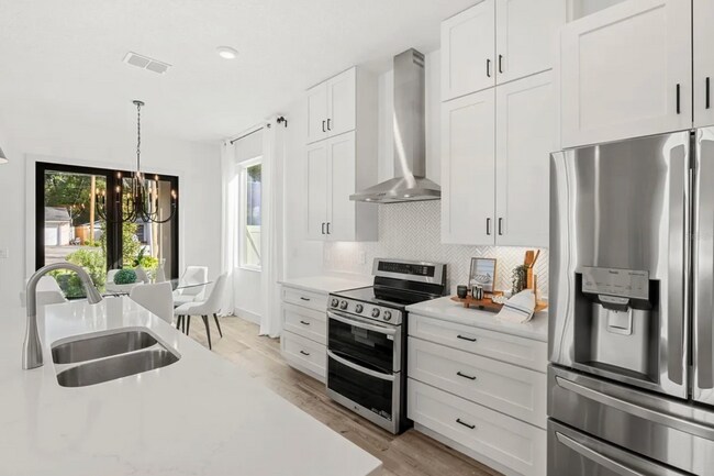 Building Photo - 726 Ellwood Ave