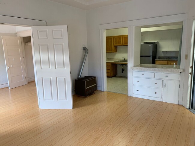 Building Photo - Cute 1 bedroom unit with lots of light in ...