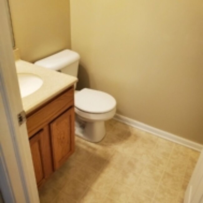 Building Photo - 2/3 Bed Room 1 ½ Townhouse for rent.