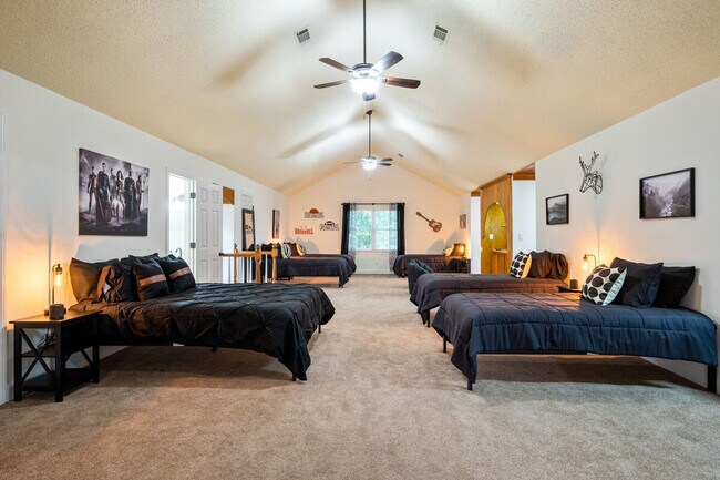 Building Photo - 29 Dean Rd SE