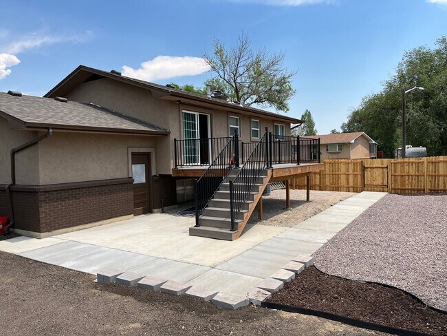 Building Photo - 318 De La Vista St