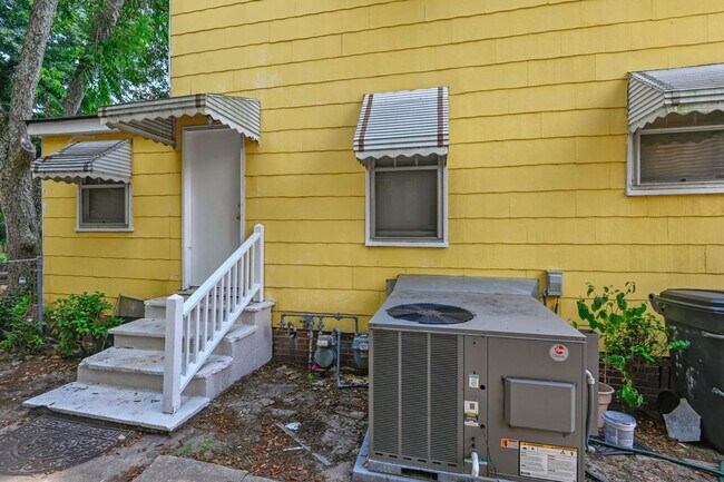 Building Photo - 3530 Admiral Dr