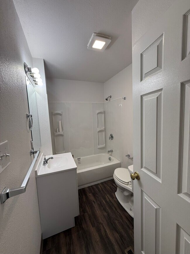 Building Photo - 2/1 Updated Hillyard Home