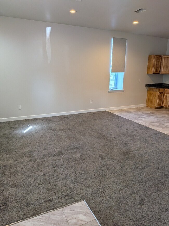 Building Photo - Oversized one bedroom first floor apartment with A/C!