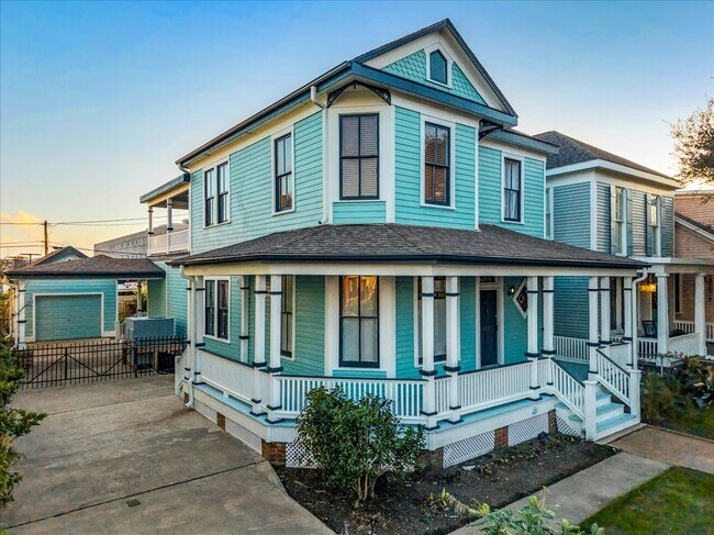 Building Photo - 2207 Bernardo De Galvez Ave