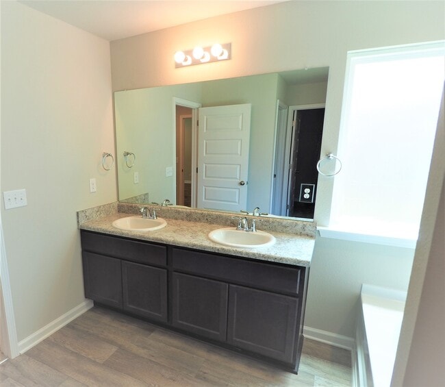 Building Photo - 4 Bedroom home with community pool!