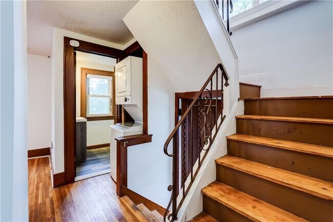 Building Photo - 45 Roseview Ave