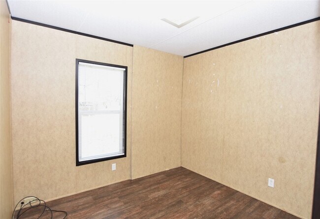 Building Photo - 215 Live Oak St