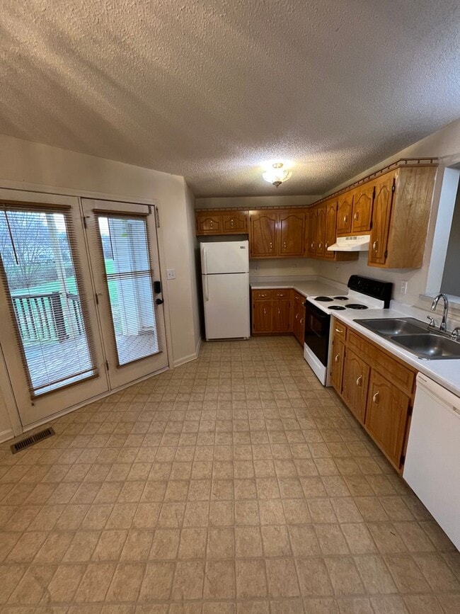 Building Photo - Available home in Cozy Caul-de-sac