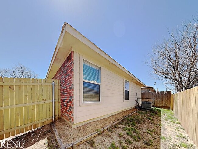 Building Photo - 3035 San Martin Dr