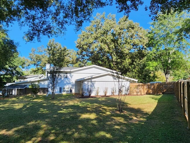 Building Photo - 3301 Roland Rd