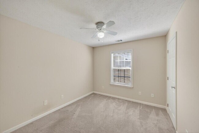 Building Photo - Lovely Patio Home with Sunroom!
