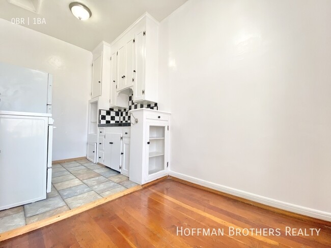 Building Photo - 610 S Dunsmuir Ave