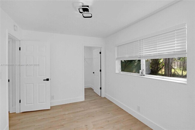 Building Photo - 610 NW 38th Ct
