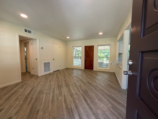 Building Photo - 2513 Winona Ave