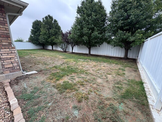 Building Photo - Beautiful 4 bed 2 bath home Available Now!