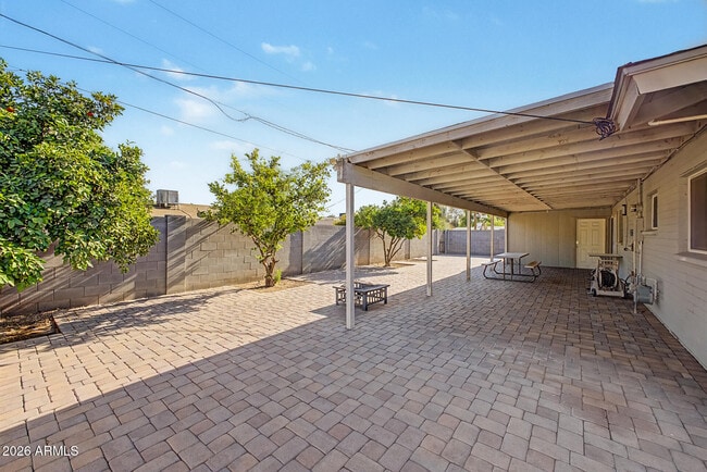 Building Photo - 515 E Vista Del Cerro Dr