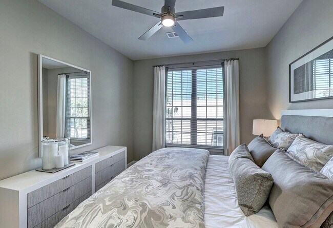 Building Photo - Luxury Living – Steps from Everything!!