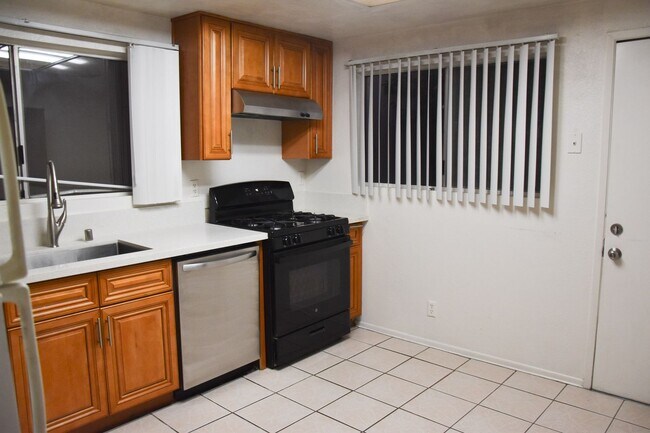 Primary Photo - Cypress (125-127) South