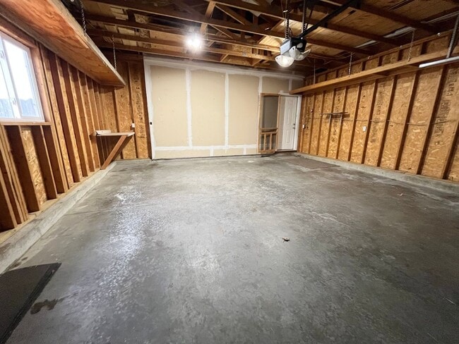 Building Photo - 3 Bed/2 Bath Home w/ Fenced in Yard!