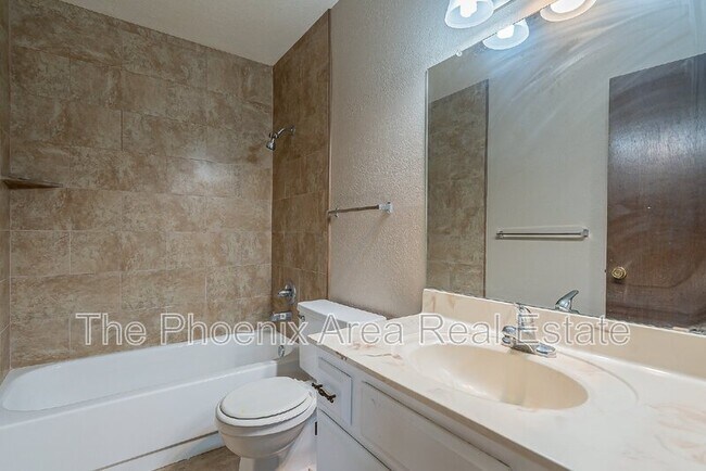 Building Photo - 2256 W Lindner Ave