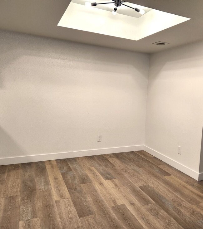 Building Photo - SPECTACULAR 1 BEDROOM 1 BATHROOM LOWER LEV...