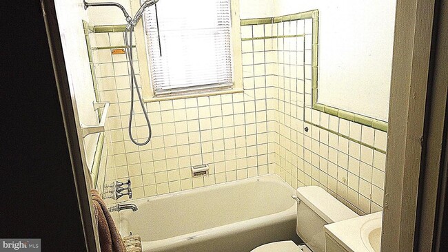 Building Photo - 820 Taylor St NE