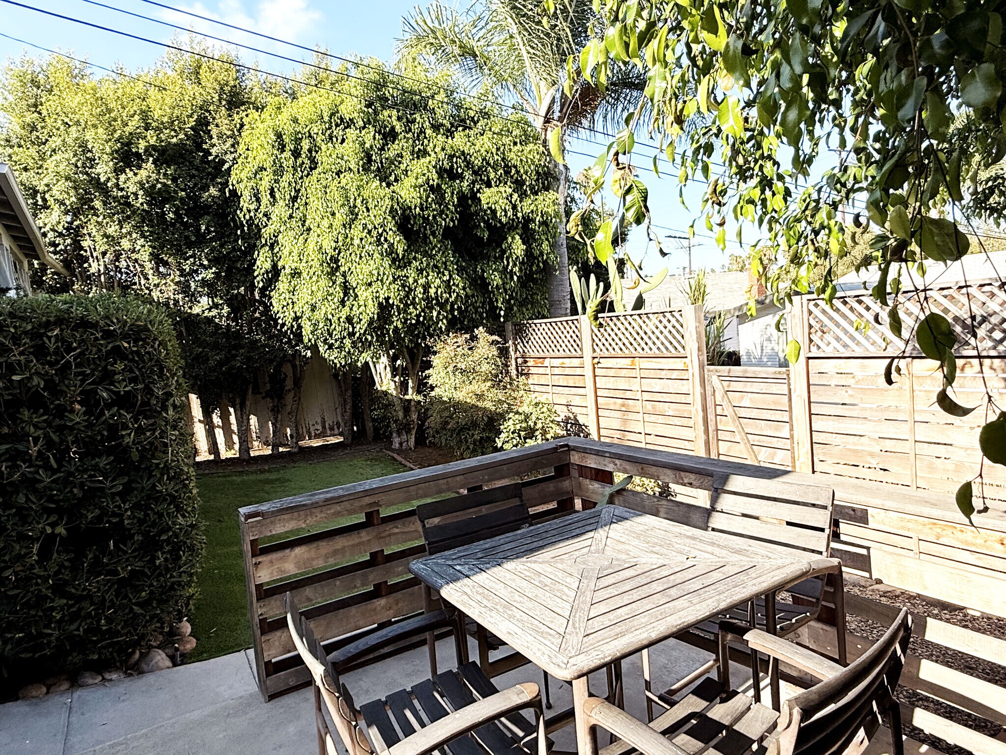 4 Top Bar Table with Chairs - 4574 Florida St