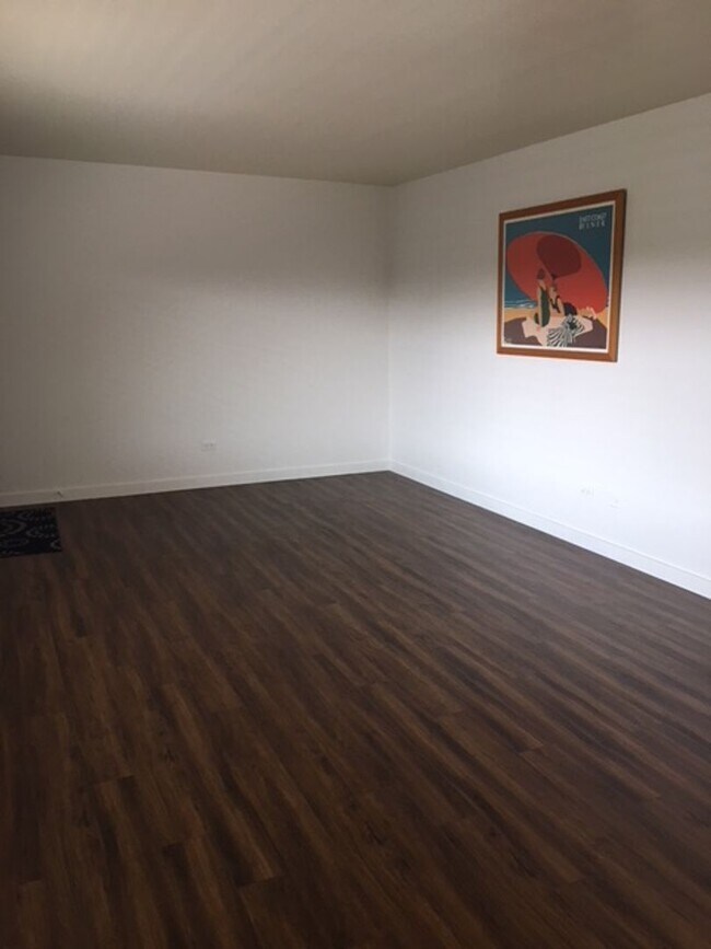 Building Photo - AMAZING LOCATION NEAR CAMPUS 2 Bed 1 Bath Condo-AVAILABLE NOW!