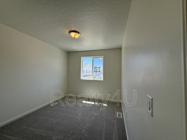 Building Photo - 203 E Arcade Dr